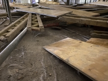 Odstranění bednění stropu a očištění od hřebíků a betonu