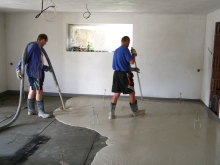 Lití cementové podlahy cemflow