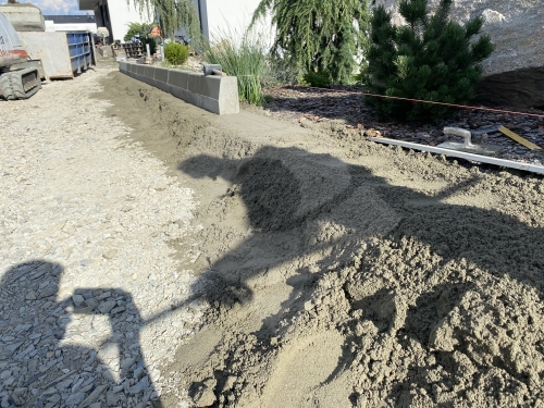 Osázení silničního obrubníku 1000x250x150 na beton, cena práce za bm bez materiálu