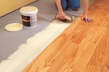 Položení dřevěné plovoucí podlahy s lepenými hranami, cena práce za m2