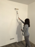 Malování stěny válečkem běžnou interiérovou bílou barvou v 1 vrstvě, cena práce za m2