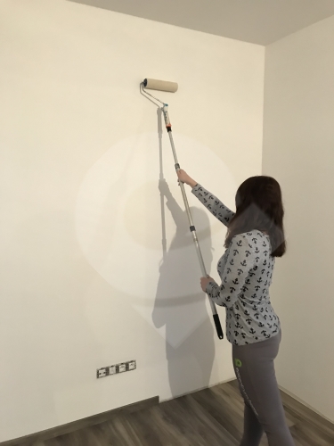 Malování stěny válečkem běžnou interiérovou bílou barvou v 1 vrstvě, cena práce za m2