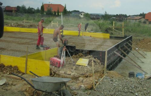 Bednění stěn základové desky - odstranění