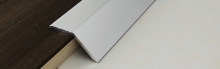 Náběhová lišta Profilpas Prolevel hliník samolepící 44x12 mm 0,9 m stříbrná