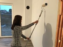 Malování stěny válečkem vinylovou interiérovou bílou barvou v 1 vrstvě, cena práce za m2