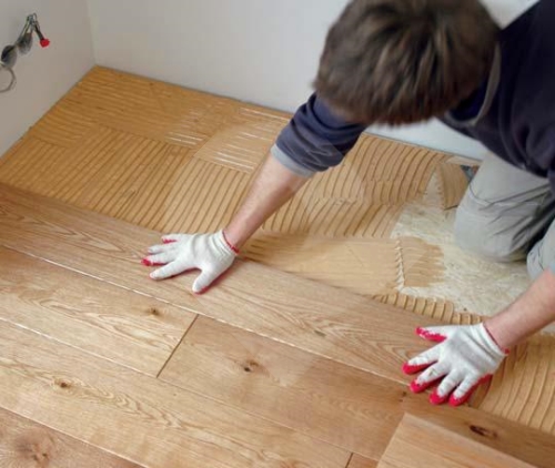 Položení dřevěné masivní podlahy, cena práce za m2