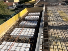 Montáž tepelné izolace do monolitické konstrukce balkonu (snížení hmotnosti), cena práce za m2 bez materiálu