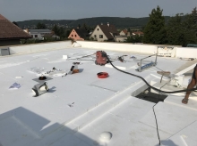 Montáž spadových klínů lepením na plochou střechu, cena práce m2 bez materiálu