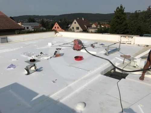 Montáž spadových klínů lepením na plochou střechu, cena práce m2 bez materiálu