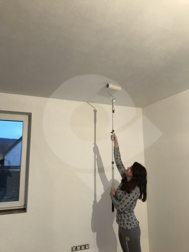 Malování stropu válečkem běžnou interiérovou bílou barvou v 1 vrstvě, cena práce za m2