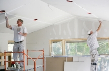 Malování stropu válečkem běžnou interiérovou bílou barvou v 1 vrstvě, cena práce za m2
