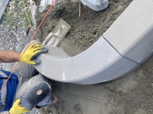 Osázení silničního obrubníku H25R 0,5 25cm vnějšího na beton, cena práce za bm bez materiálu